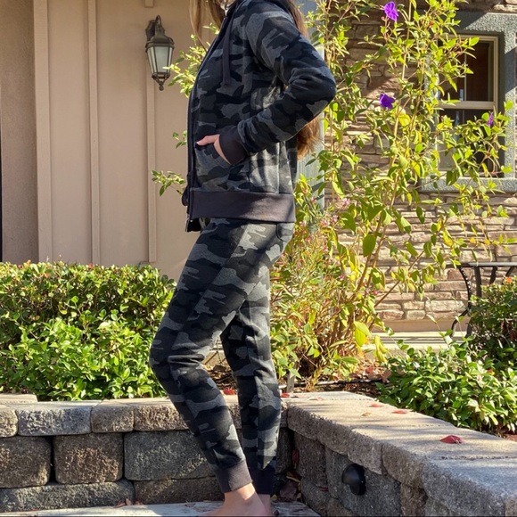 SALE-NO OFFERS‼️5🌟Camo Jogger Jumpsuit - Picture 7 of 8